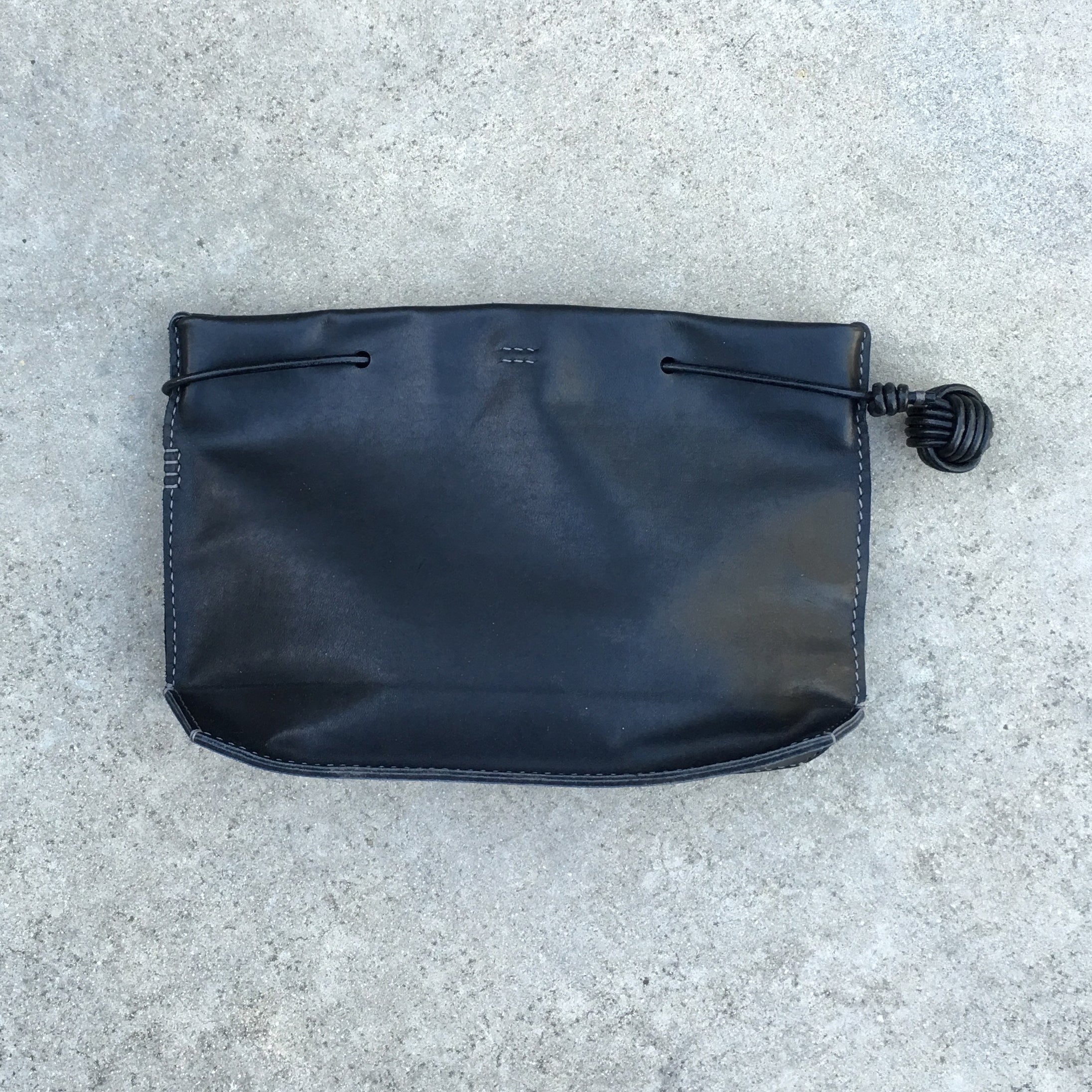 k(not) clutch in black (1-2 weeks)