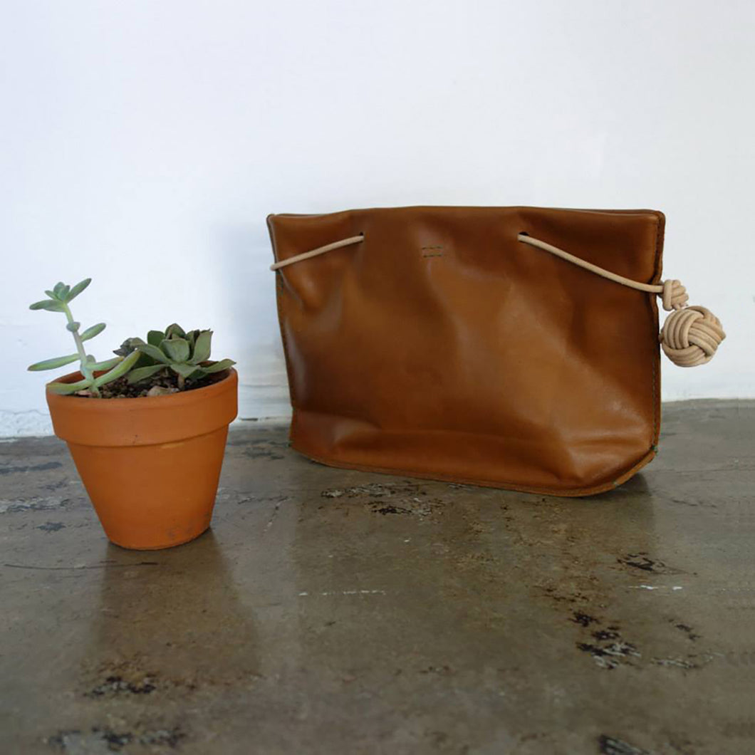 k(not) clutch in cognac(made to order)