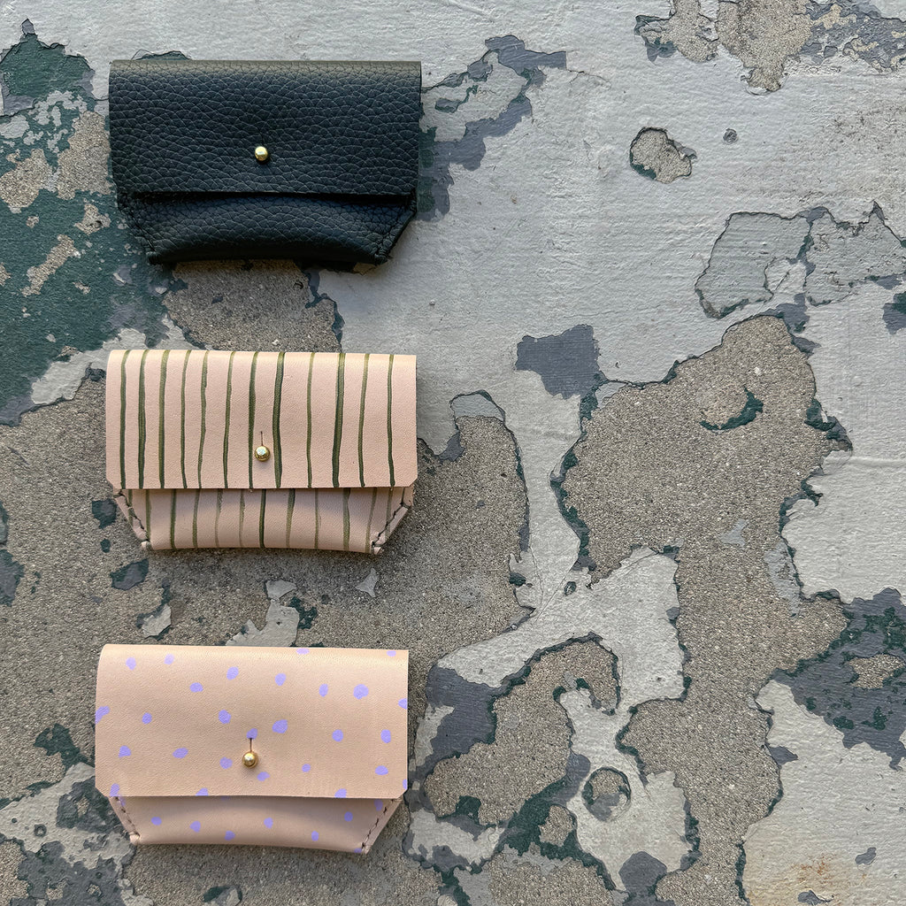 k(not) card case in limited edition grained dark forest