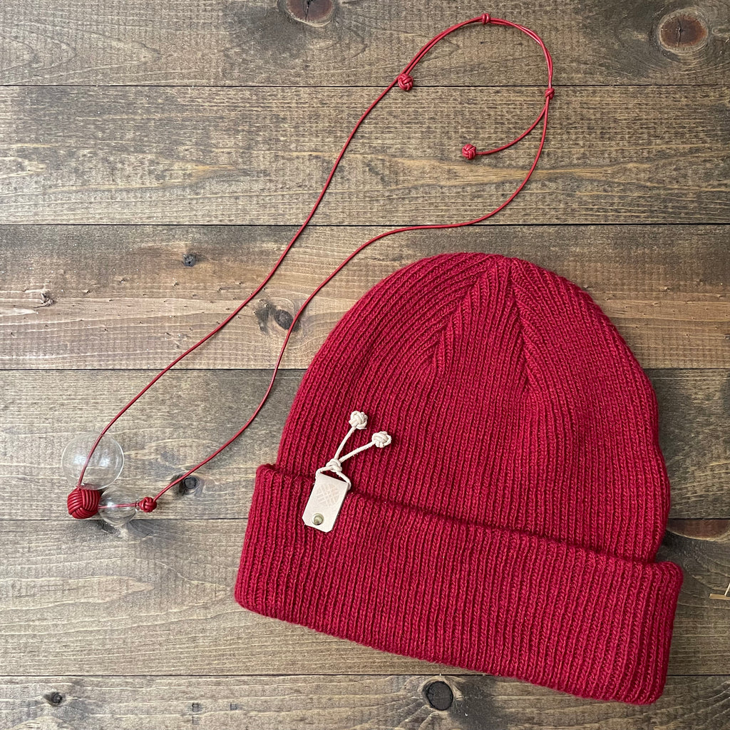 k(not) beanie in poinsettia