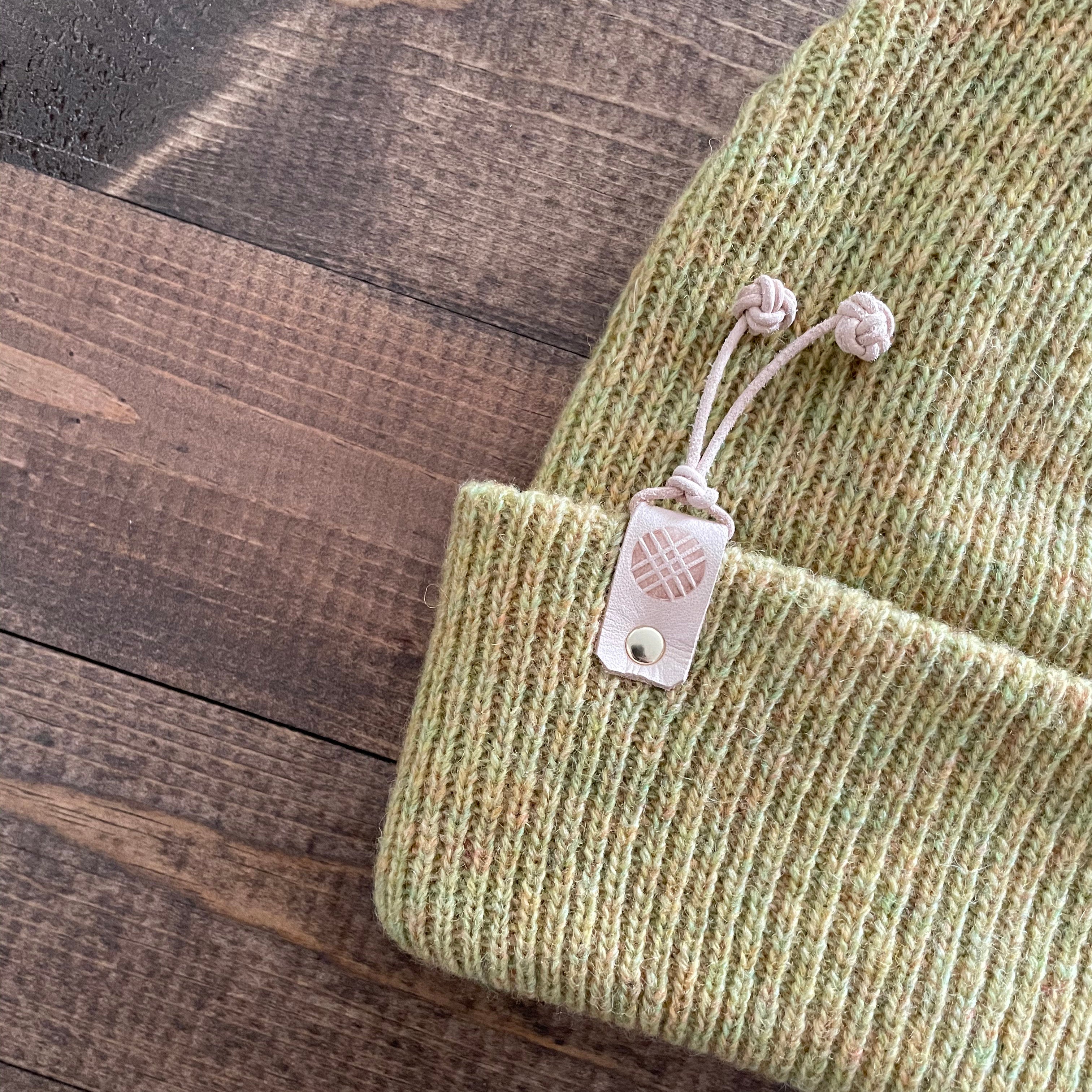 k(not) beanie in mustard